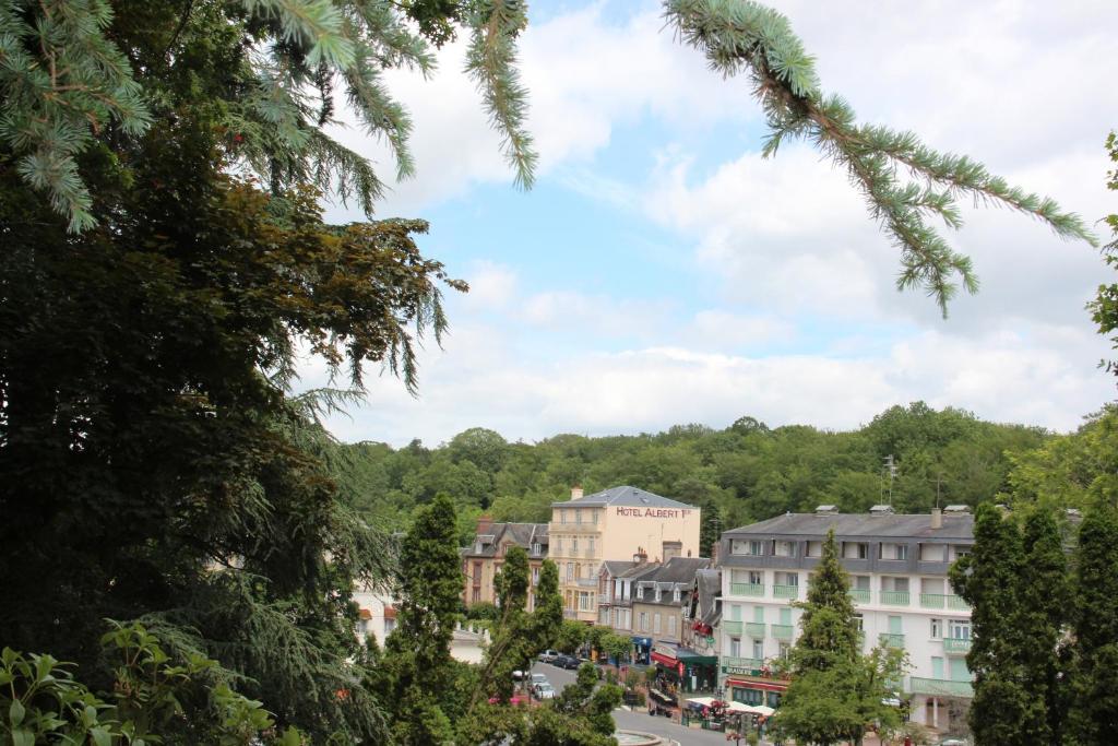 Albert Premier Hotel Bagnoles-de-l'Orne Buitenkant foto