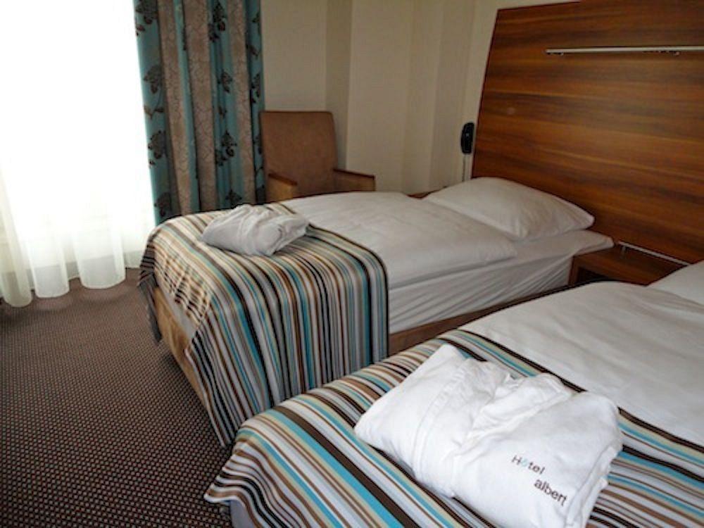 Albert Premier Hotel Bagnoles-de-l'Orne Buitenkant foto